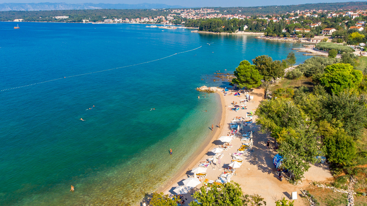 Strand Rova in Malinska (Bildquelle: Tourismusverband Malinska-Dubašnica)